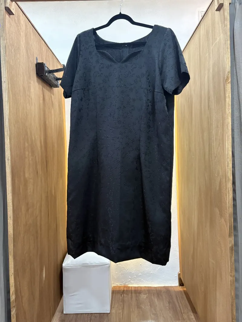 Vestido corto negro con mangas
