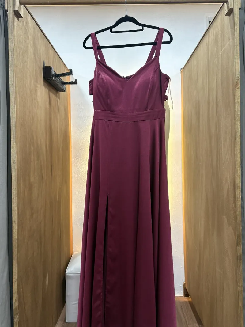 Vestido con aberturas en los costados