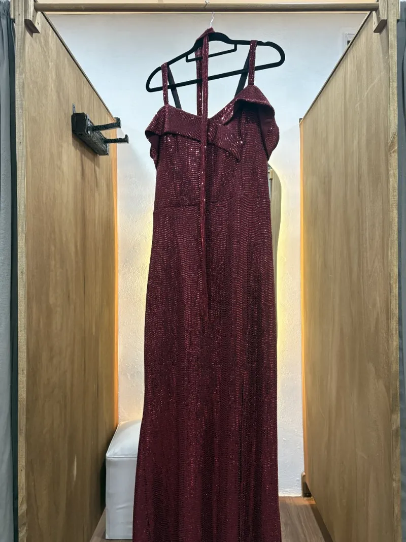 Vestido bordo con tajo y brillo