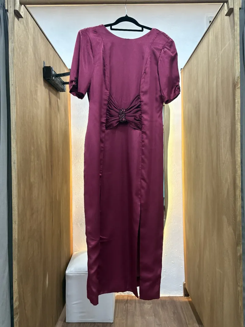 Vestido bordo midi de manga corta y brillo en manga
