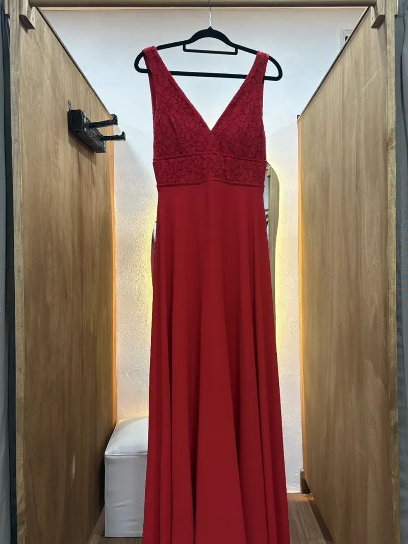 Vestido rojo con encaje de flores