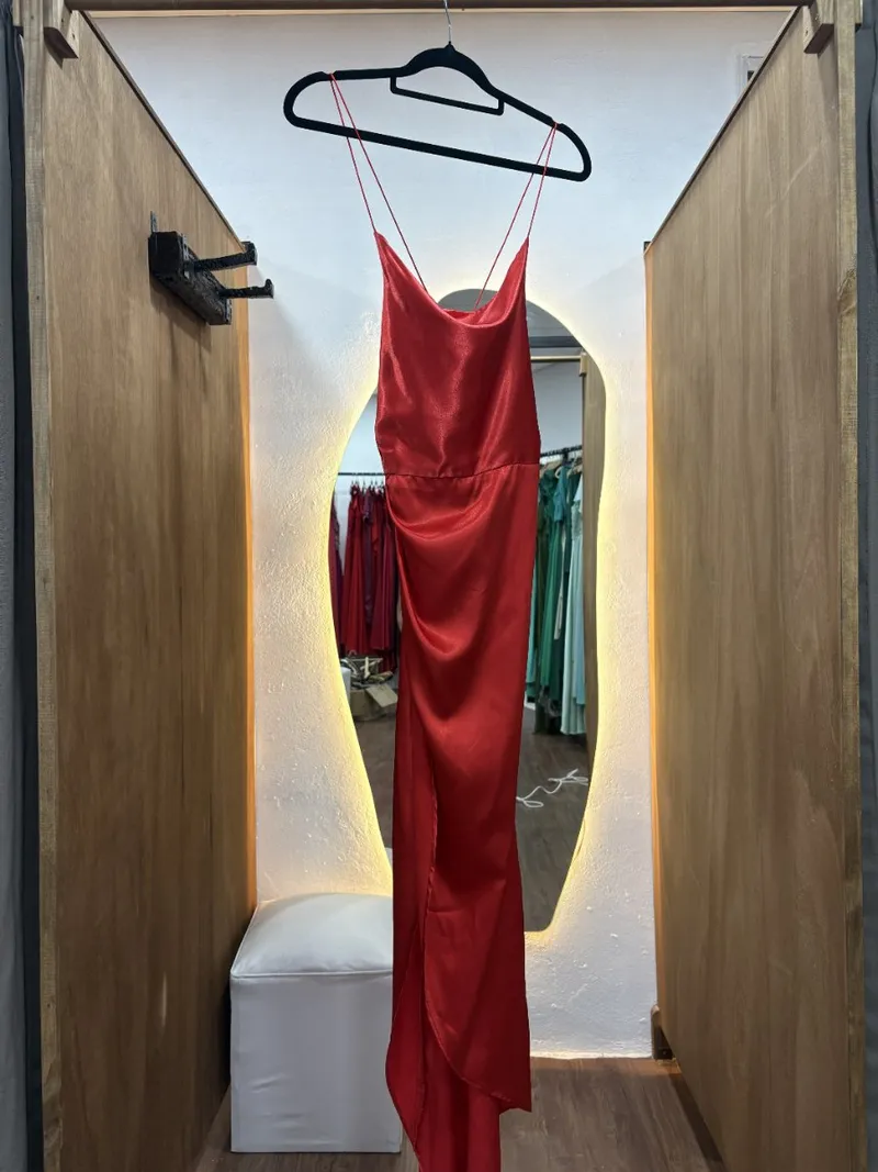 Vestido rojo seda con tajo