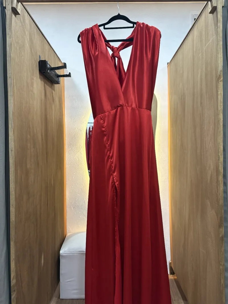 Vestido rojo de seda y lazo largo