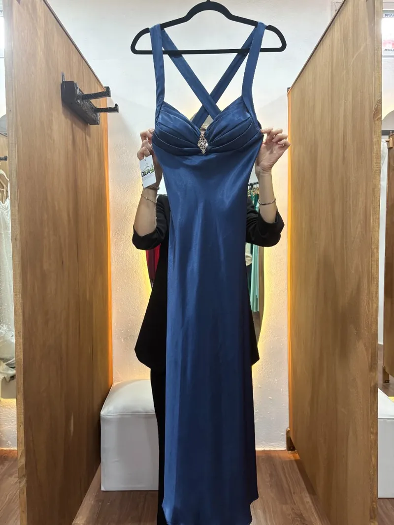 Vestido largo azul con detalle en la parte superior