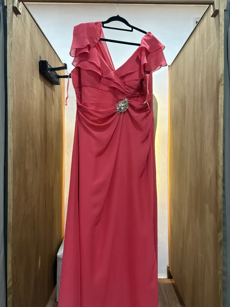 Vestido salmon con broche en abdomen