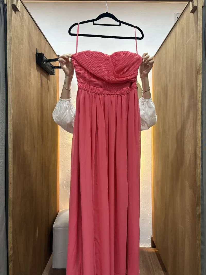 Vestido rosado con escote drapeado