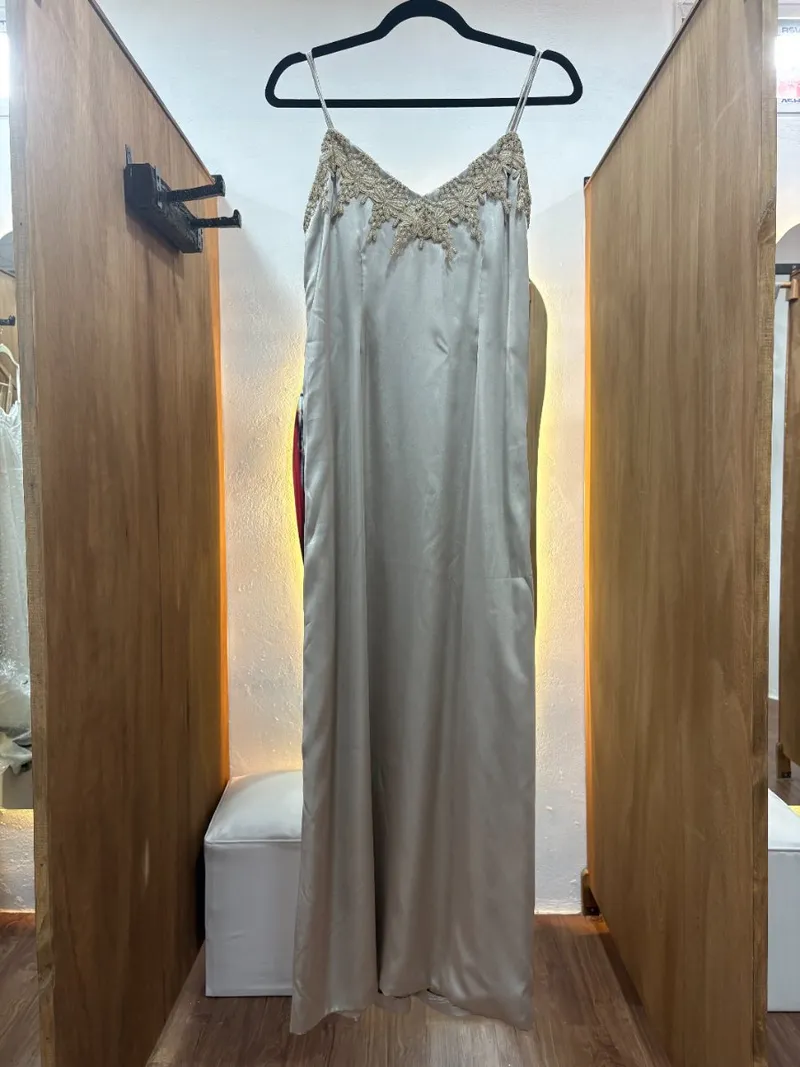 Vestido largo gris con detalle en la parte superior