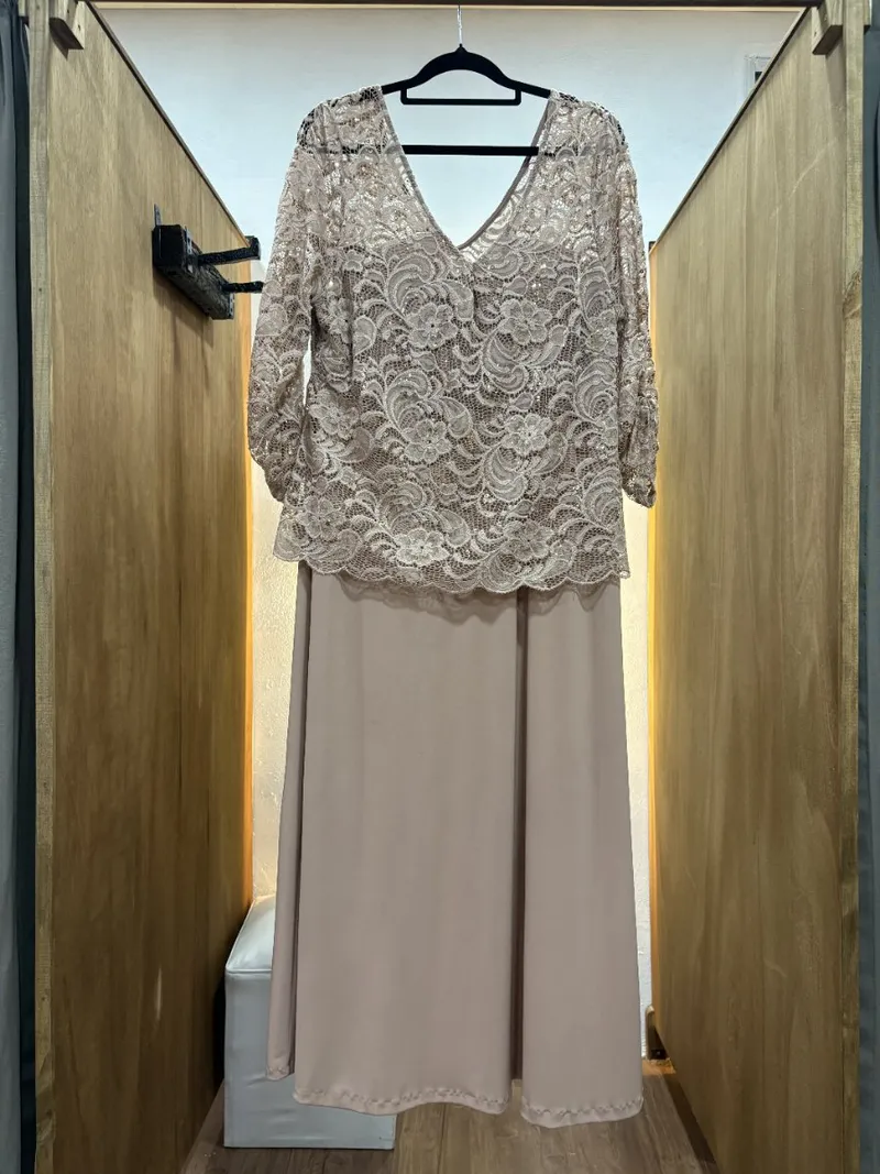 Vestido con encaje en parte superior y manga 3/4