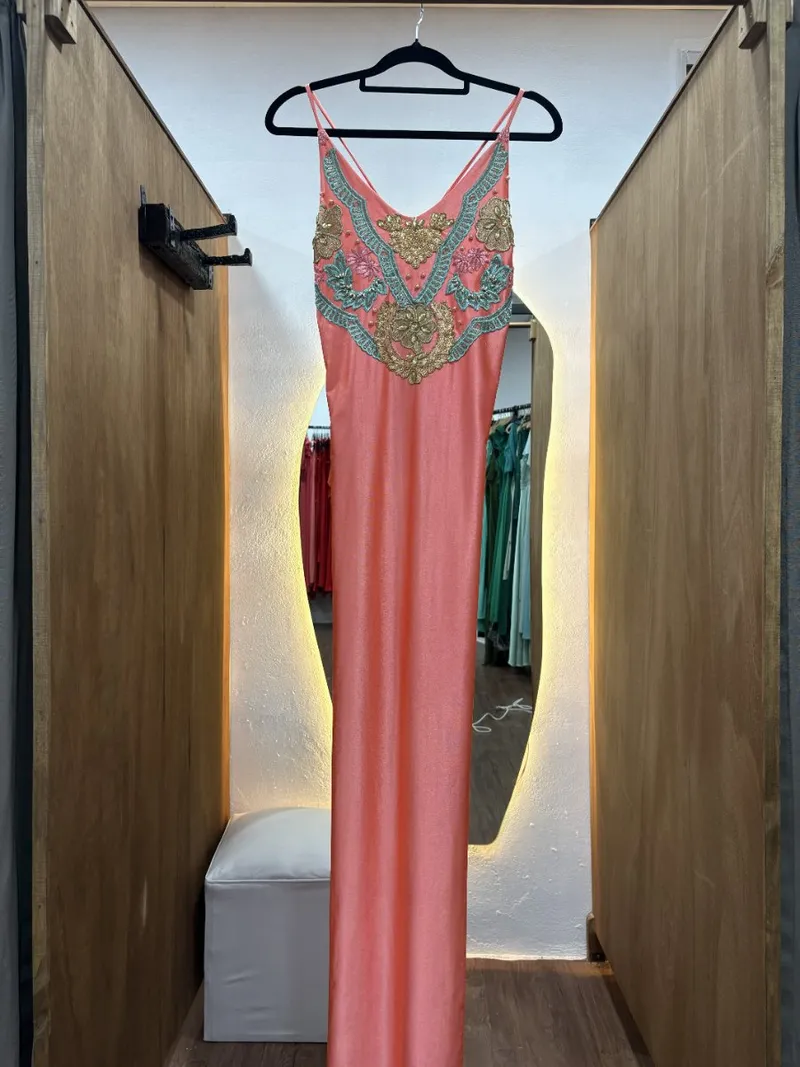 Vestido salmon con detalle en celeste y dorado