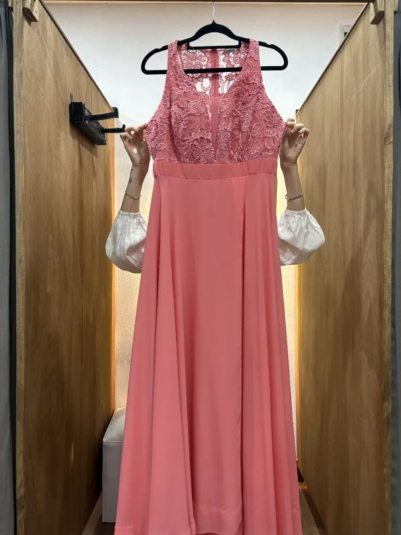 Vestido con encaje musculosa parte superior y falda de gasa