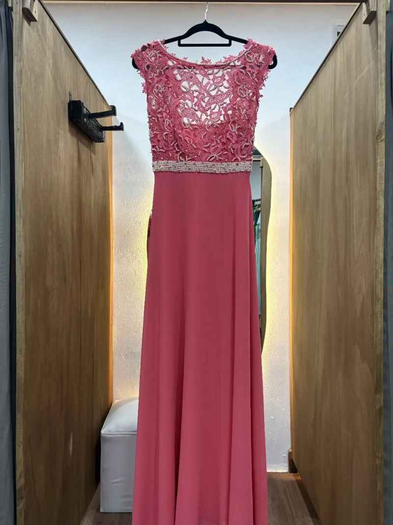 Vestido rosado con perlas en cintura y bordado