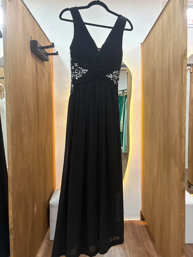 Vestido largo negro con detalle en la cintura