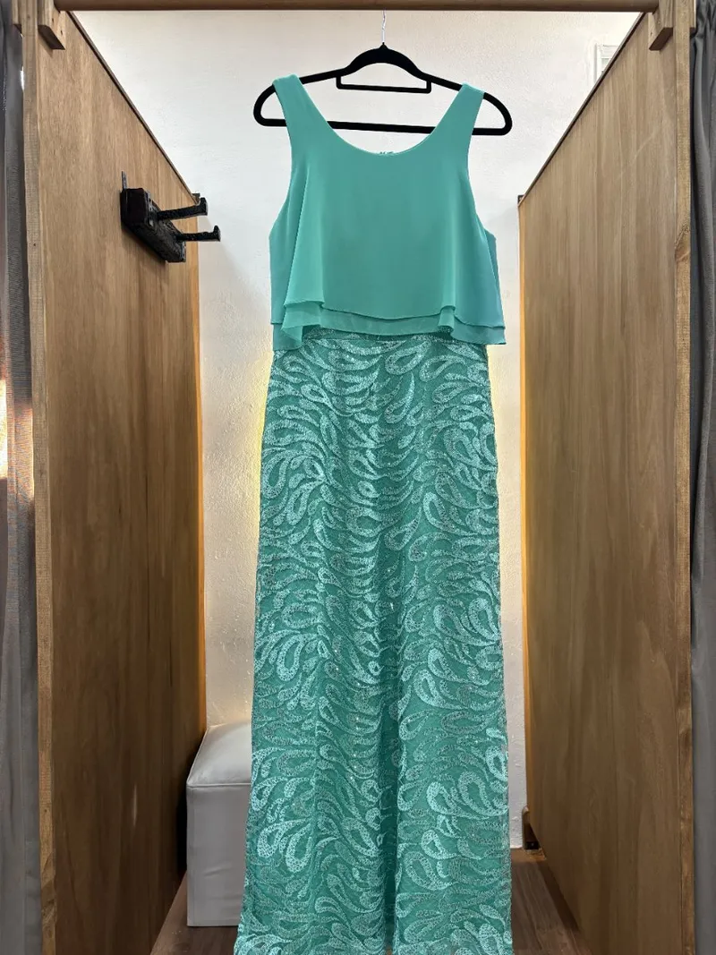 Vestido verde largo con falda con brillos