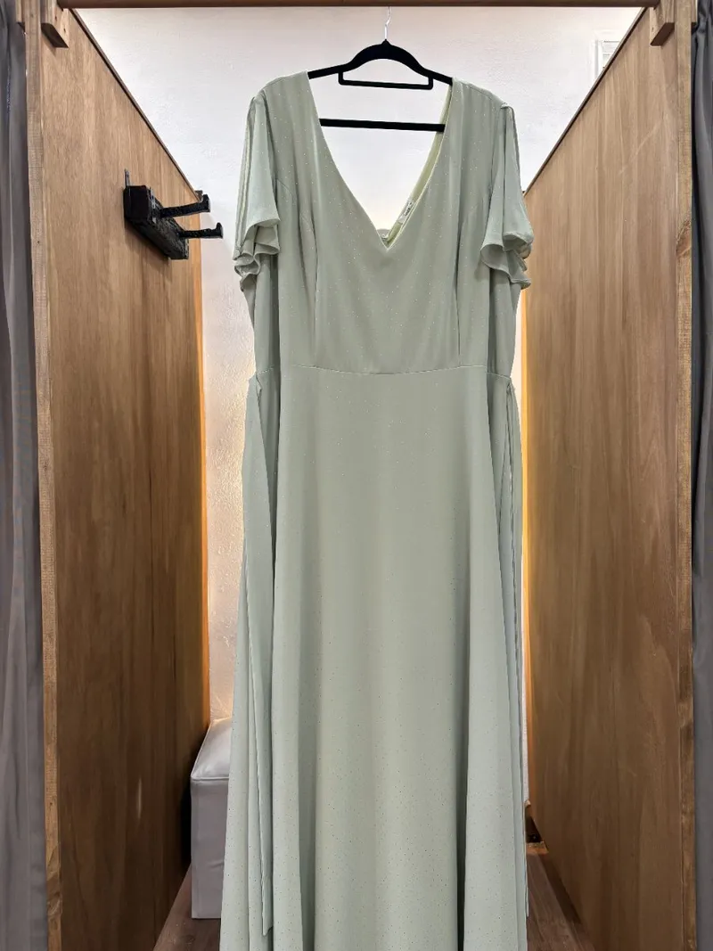 Vestido verde largo con mangas y detalles con brillos