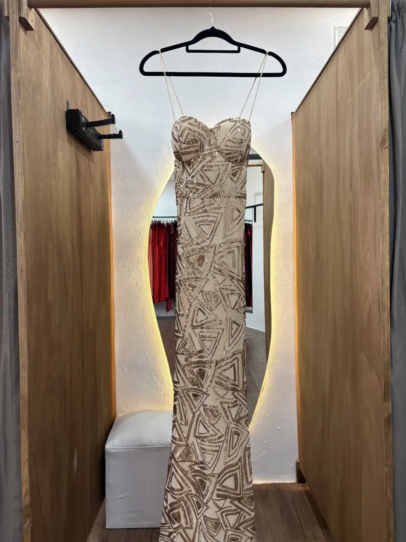 Vestido largo beige con lentejuelas