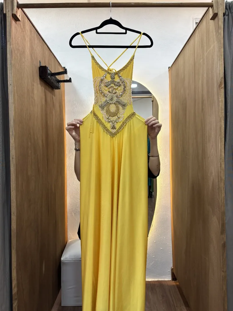 Vestido largo amarillo con detalle en la parte superior