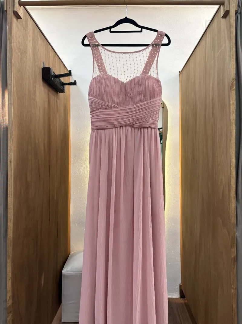 Vestido con perlantes parte superior transparencia