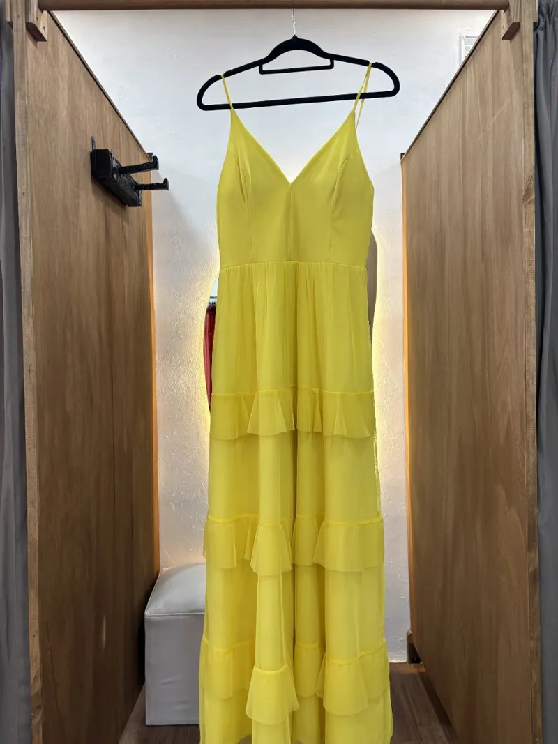 Vestido amarillo tableado con tul