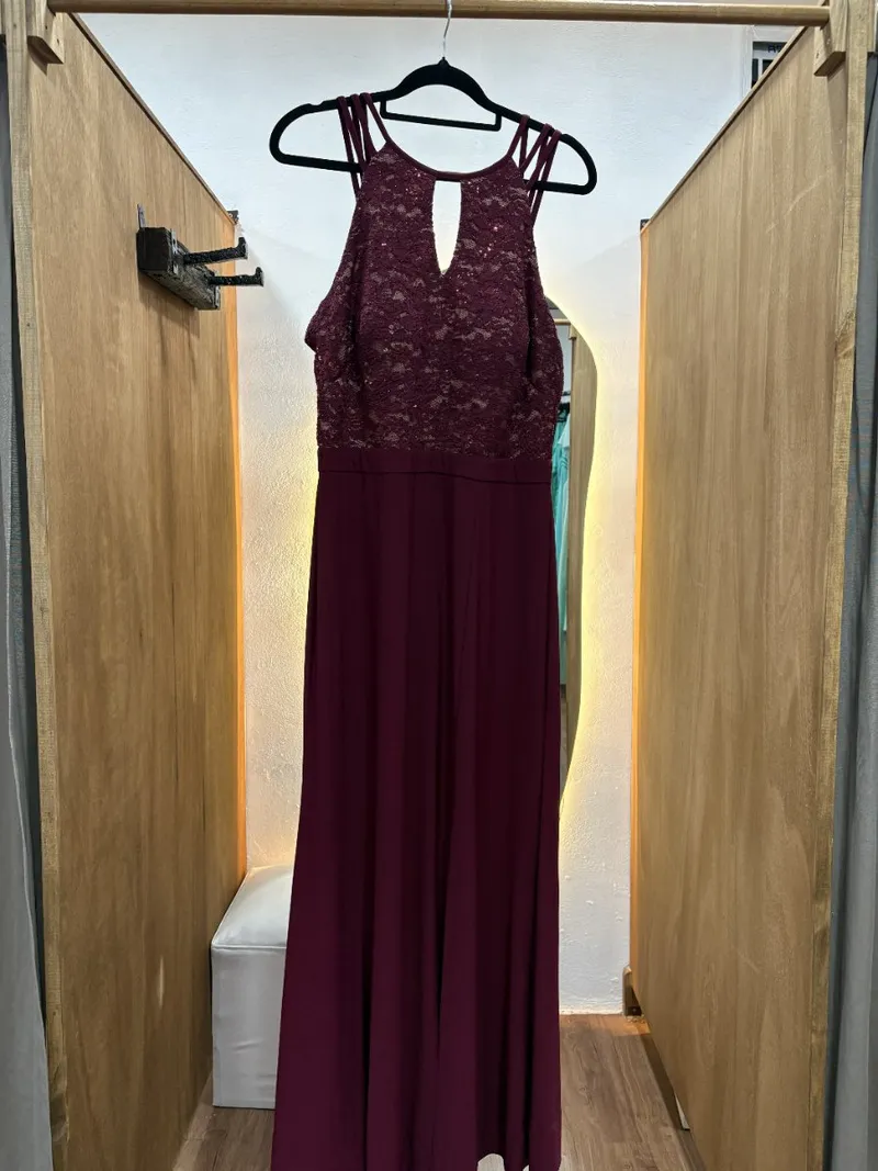 Vestido largo bordo con detalle en parte superior