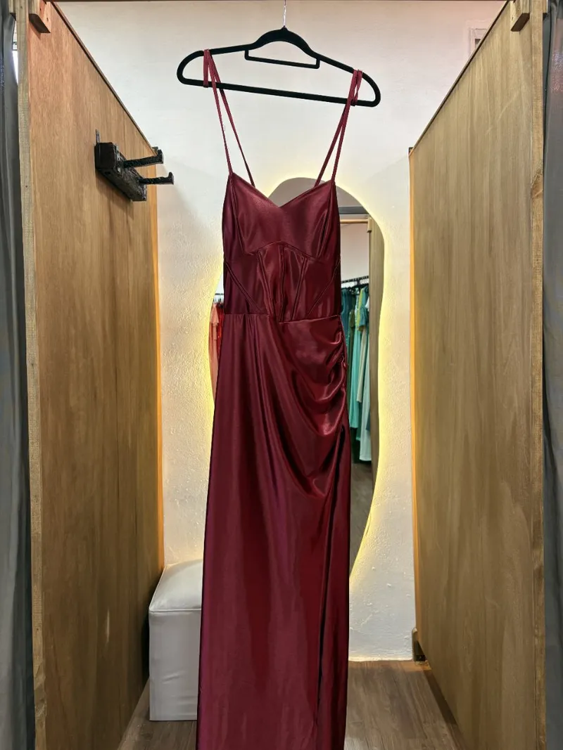 Vestido bordo con corset
