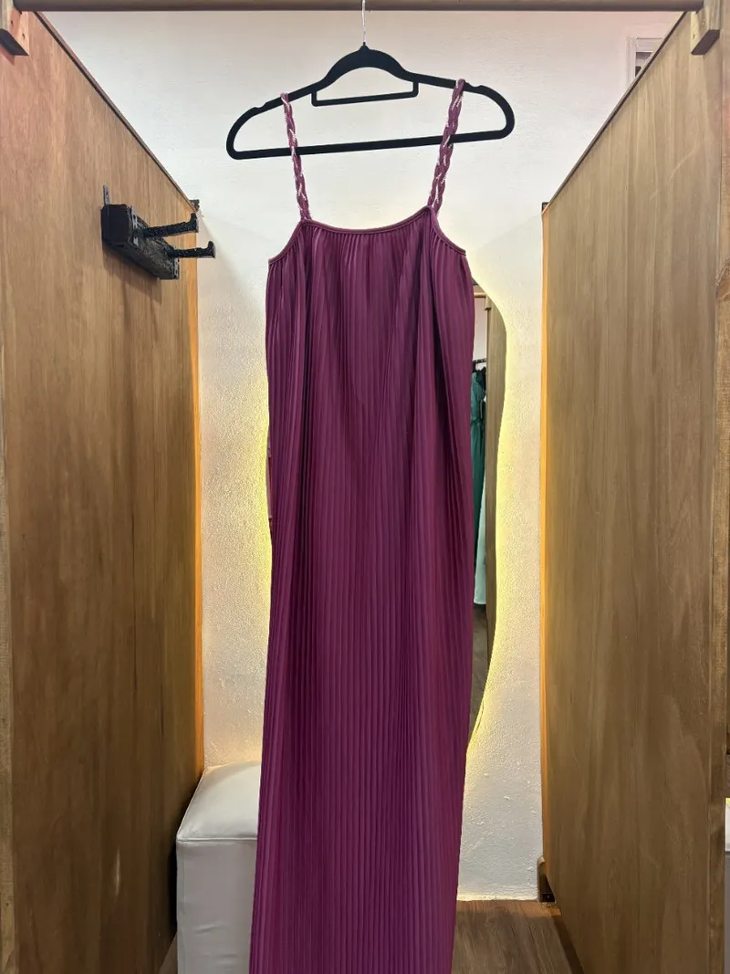 Vestido violeta con tiras con perlas