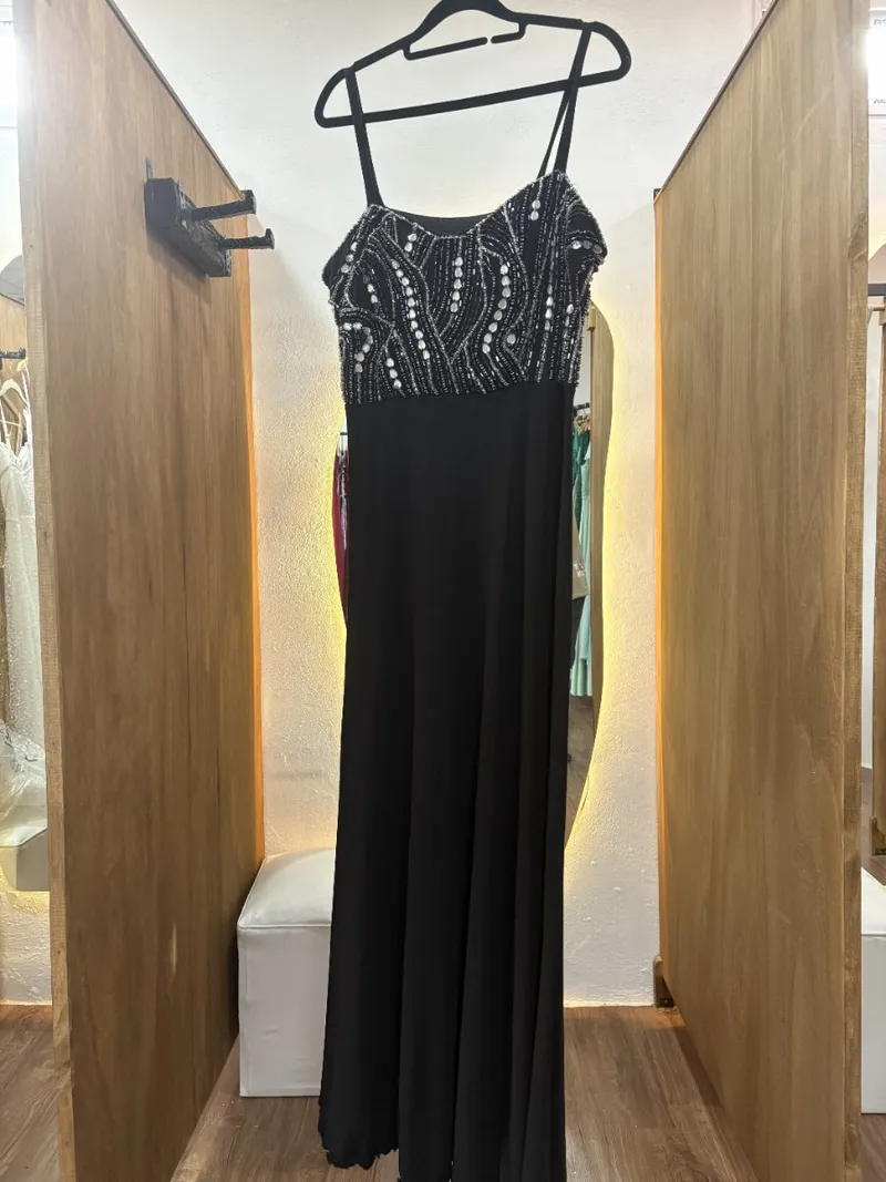 Vestido largo con detalle en la parte superior