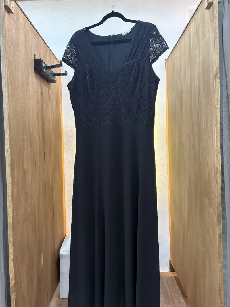 Vestido largo negro con mangas