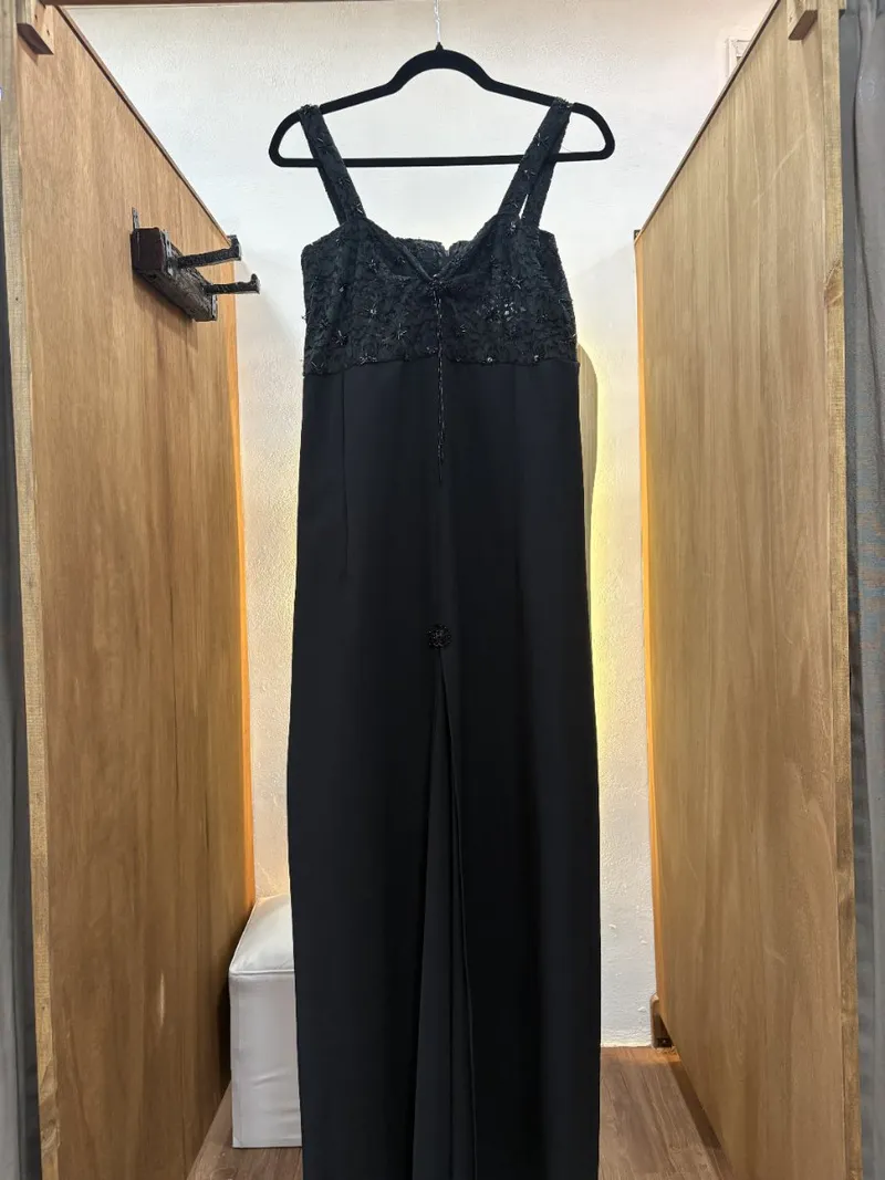 Vestido largo negro sin mangas