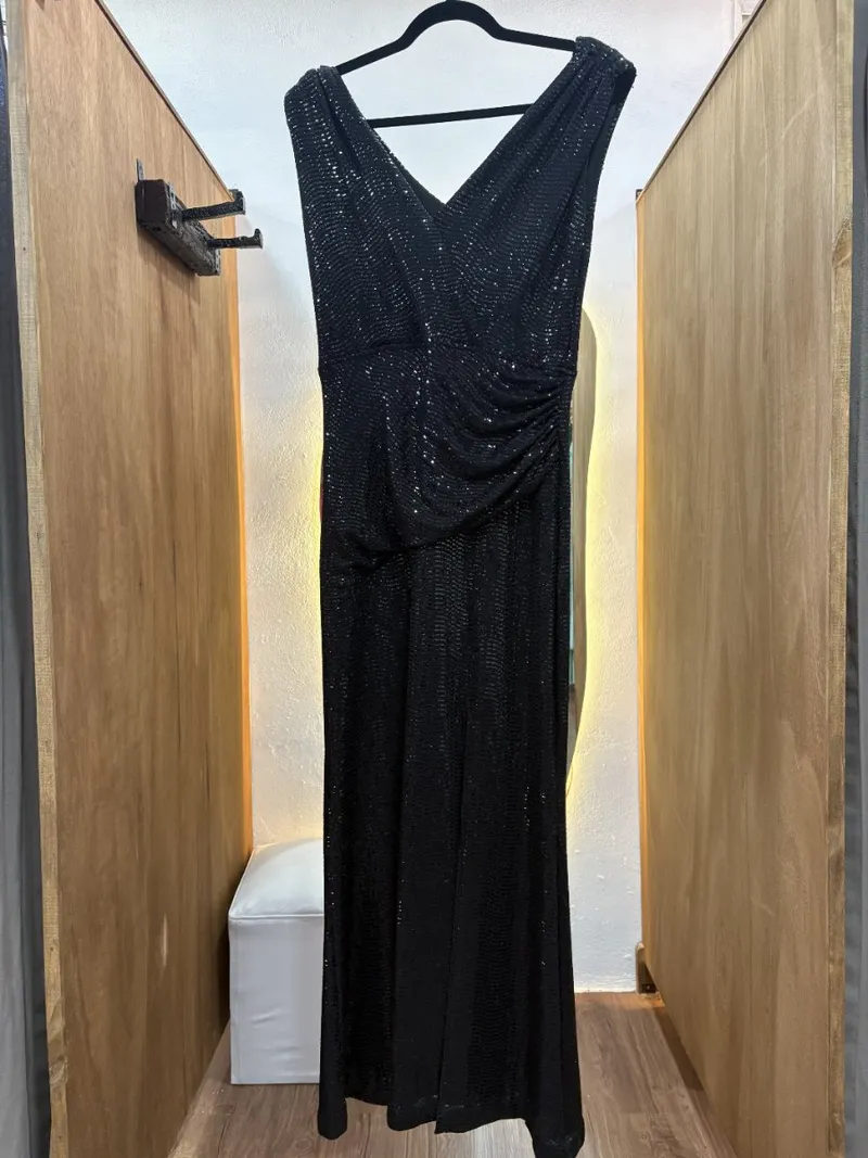 Vestido largo negro con brillos