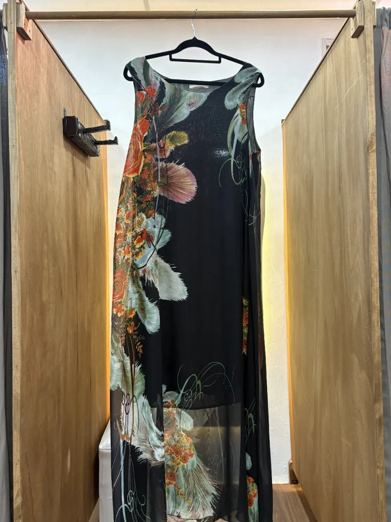 Vestido negro con flores naranjas