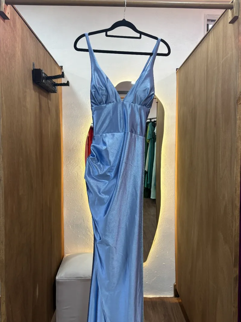 Vestido celeste satinado escote en V y tajo