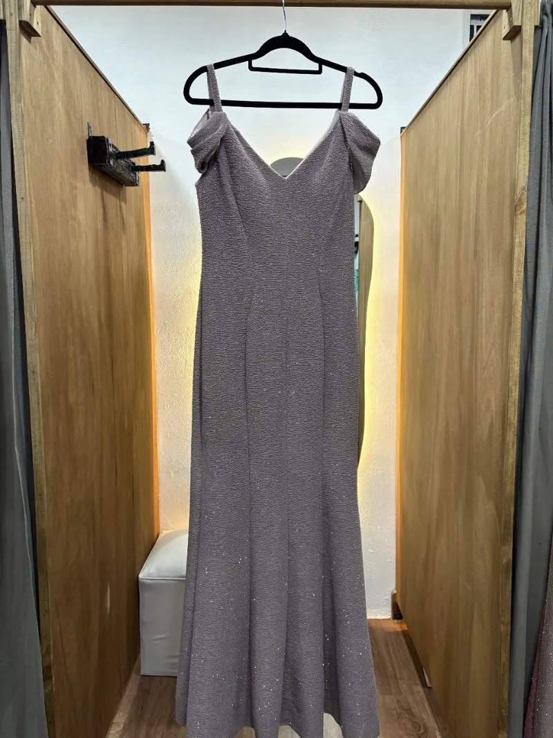 Vestido violeta con brillos