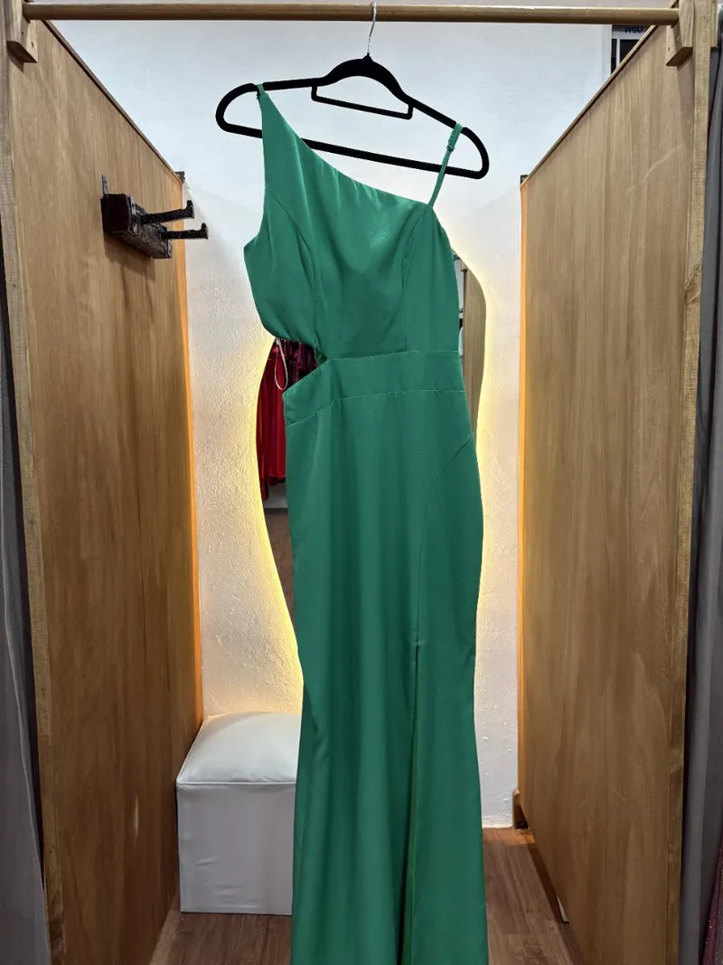 Vestido verde un hombro y tajo en cintura