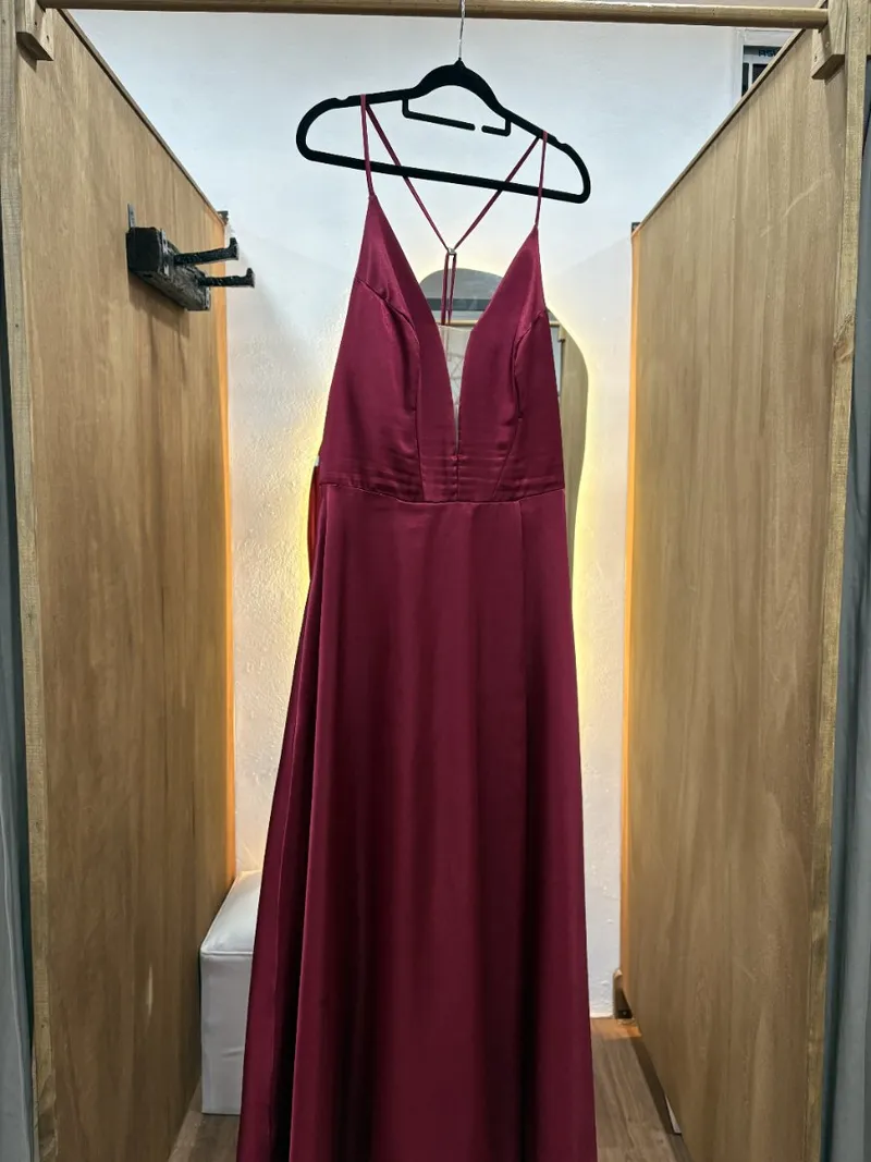 Vestido bordo largo escote en V