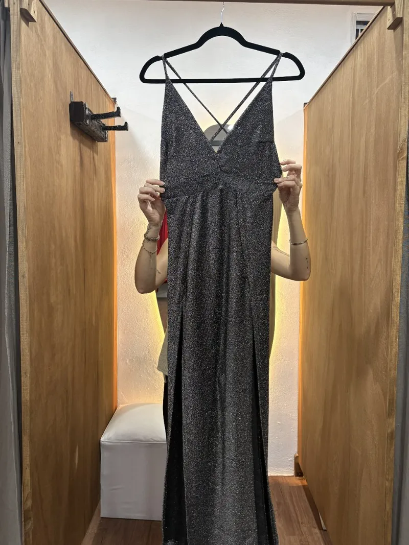Vestido largo gris con brillos
