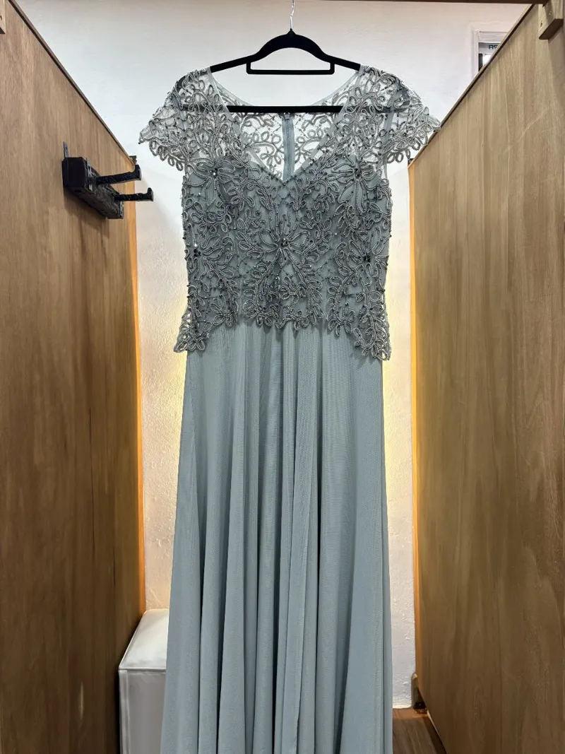 Vestido gris con piedritas