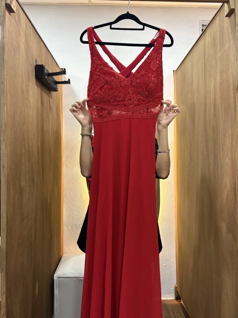 Vestido rojo con bordado en pecho