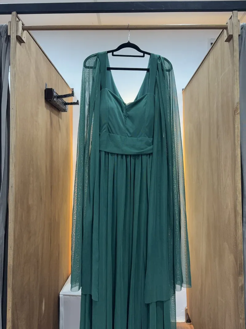 Vestido verde con mangas de tul
