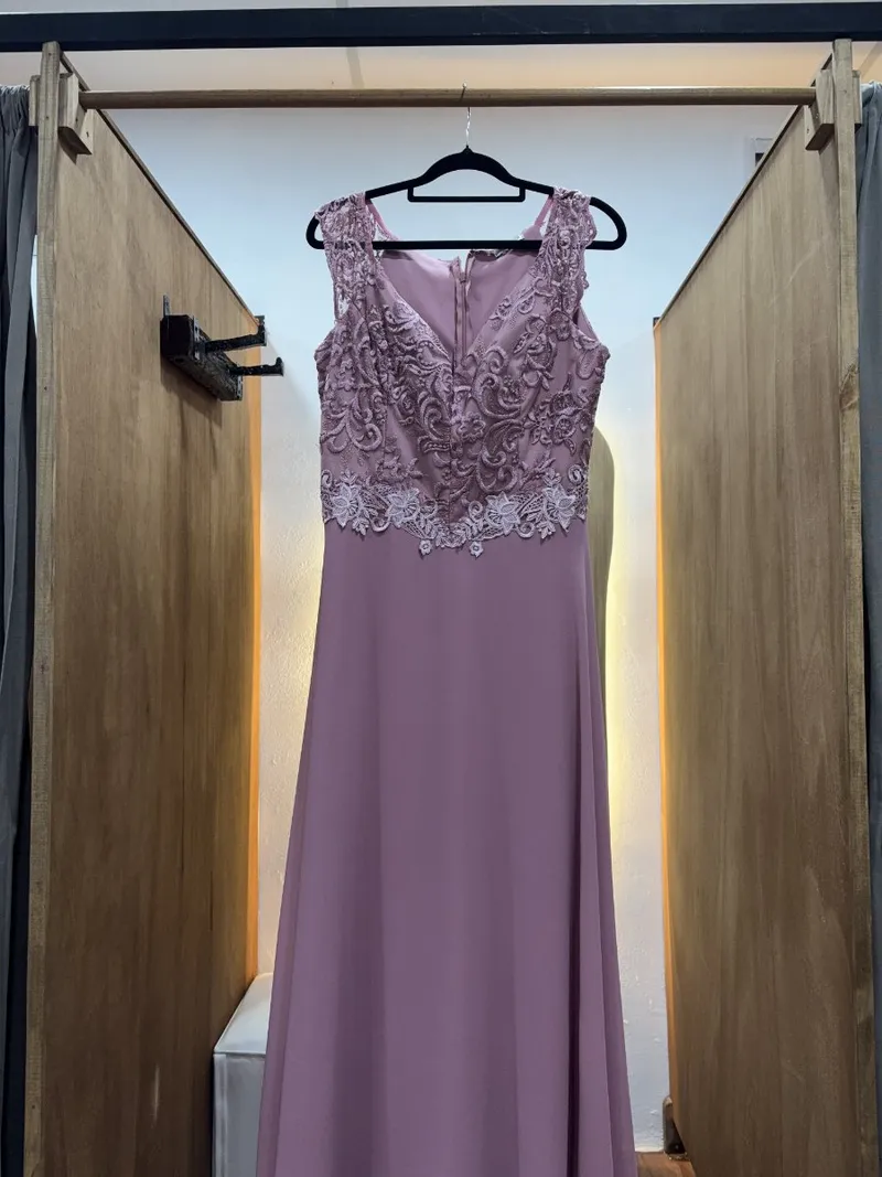 Vestido rosado con bordado