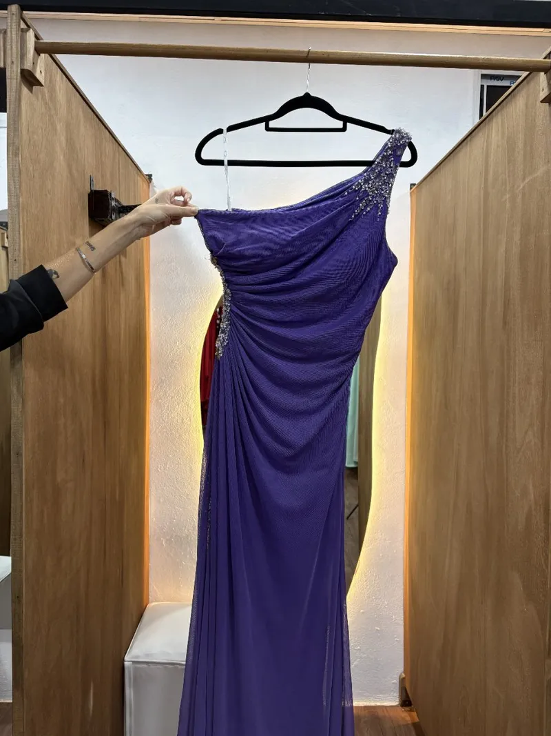 Vestido violeta un hombre brillos al costado