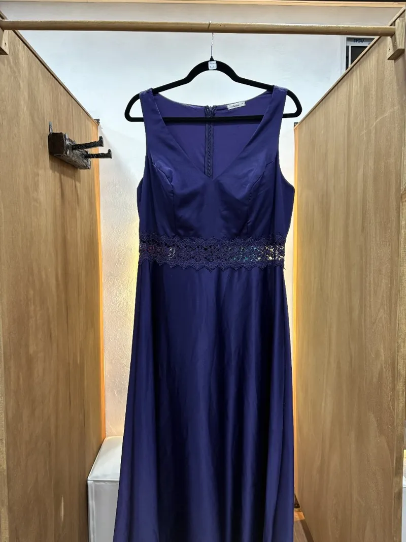 Vestido violeta con puntilla bajo busto
