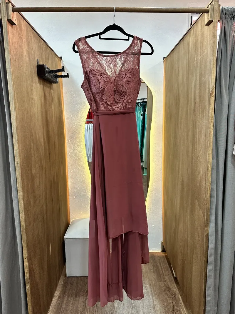 Vestido largo marrón corto adelante