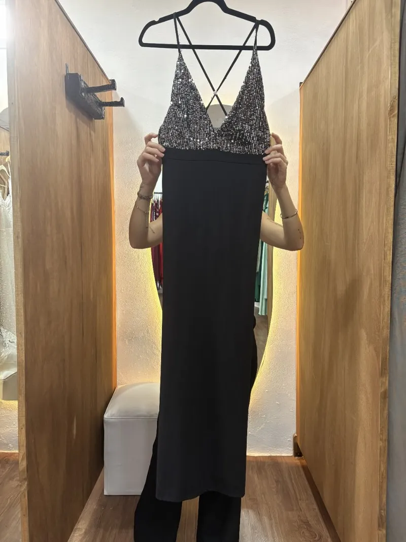 Vestido largo negro con lentejuelas en la parte superior