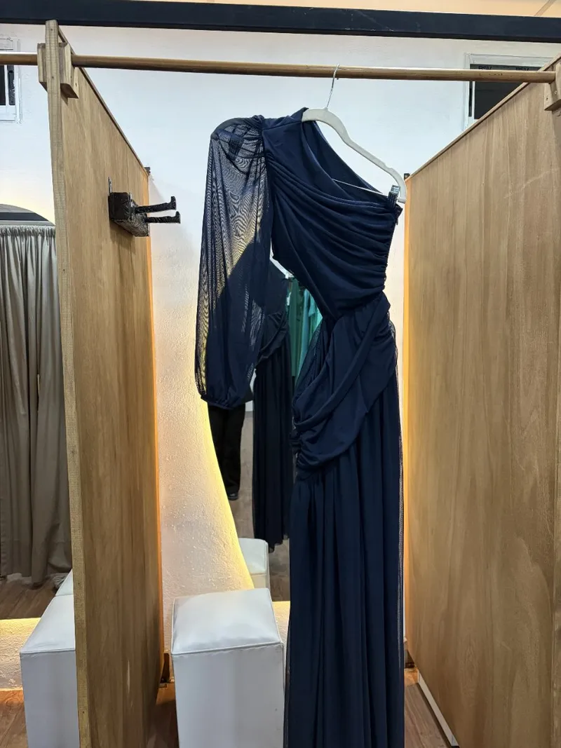 Vestido largo azul con manga y tajo en la cintura