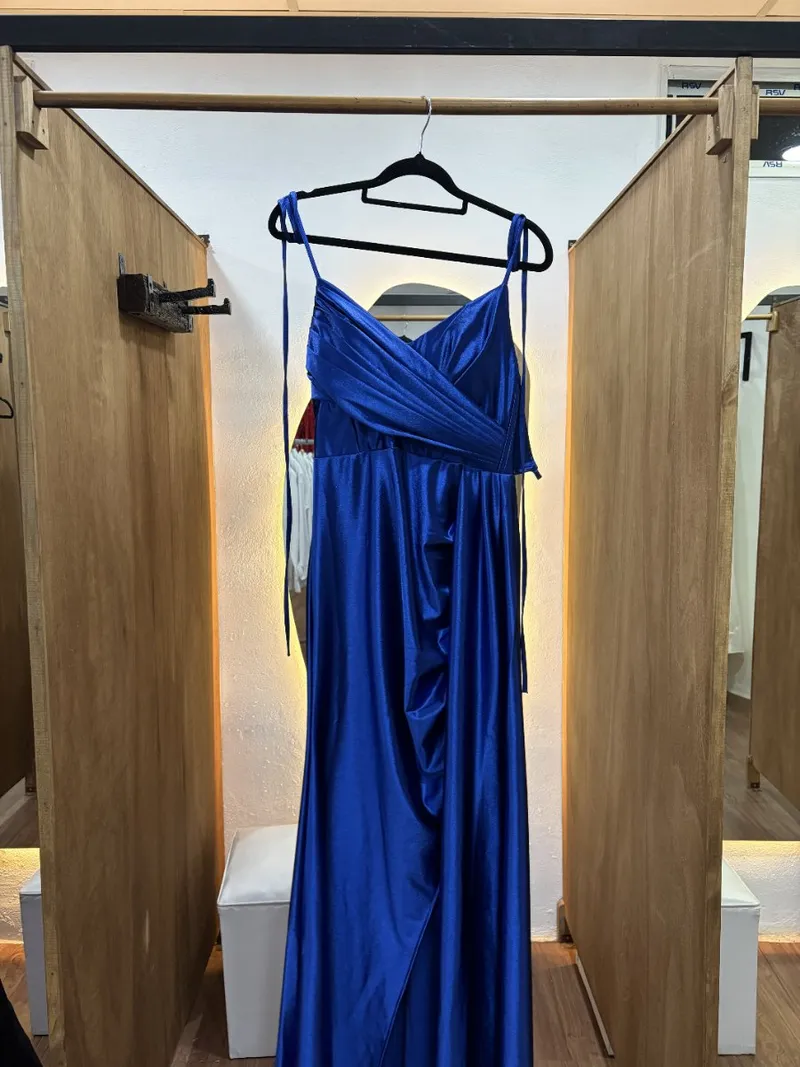 Vestido largo azul con tajo