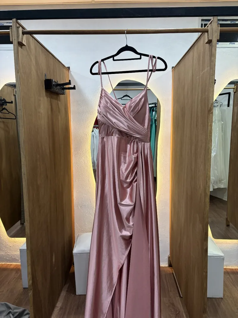 Vestido largo rosa con tajo