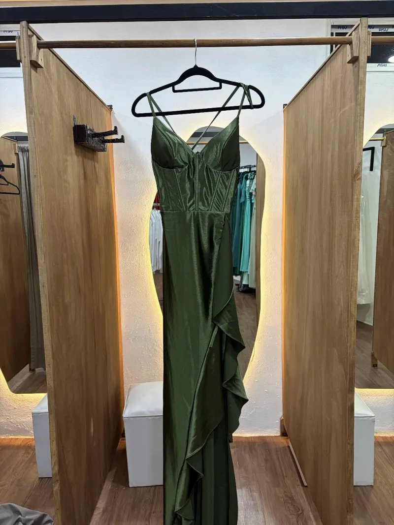 Vestido largo verde con corset y tajo con bolados