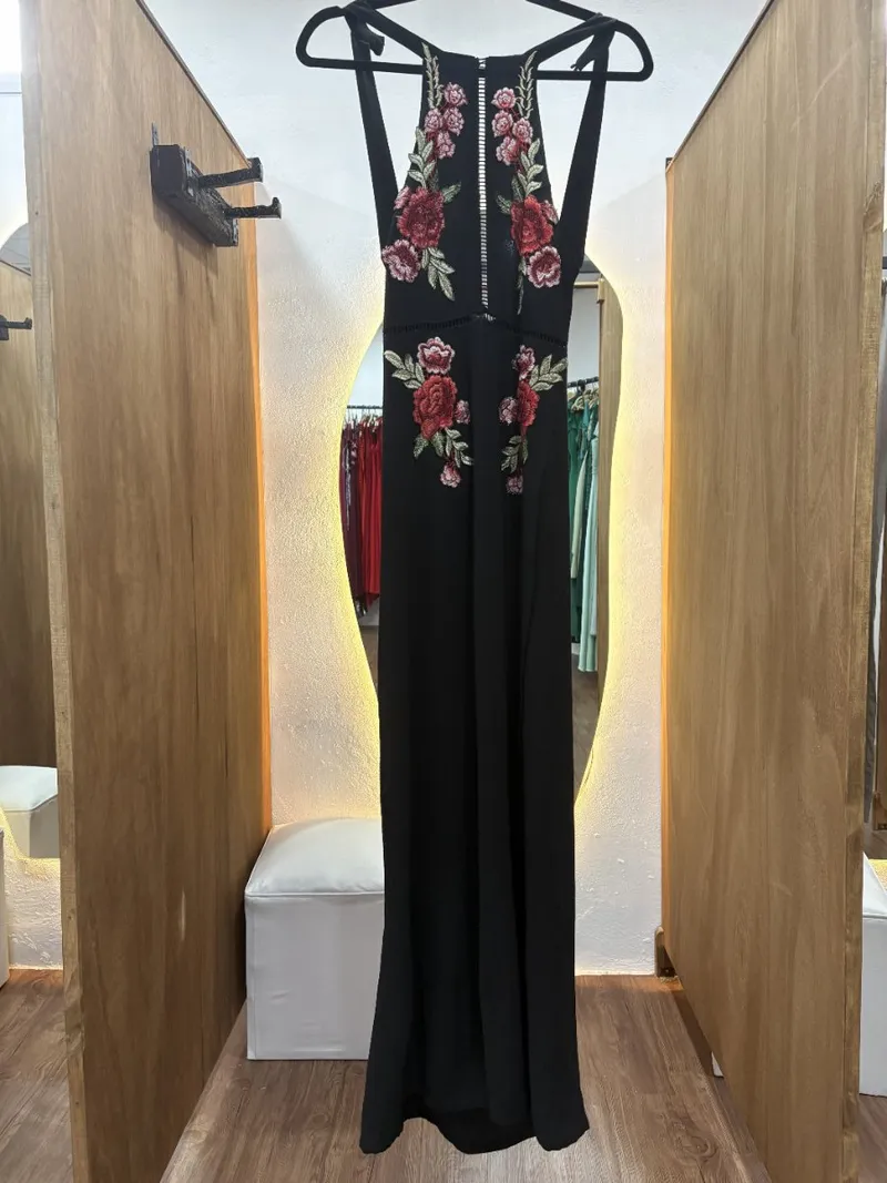 Vestido negro largo con detalle flores bordadas