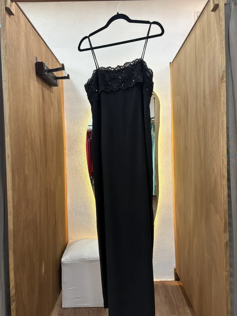 Vestido largo negro con detalle en la parte superior