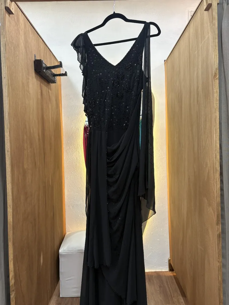 Vestido largo negro con detalles en la parte superior y lazo